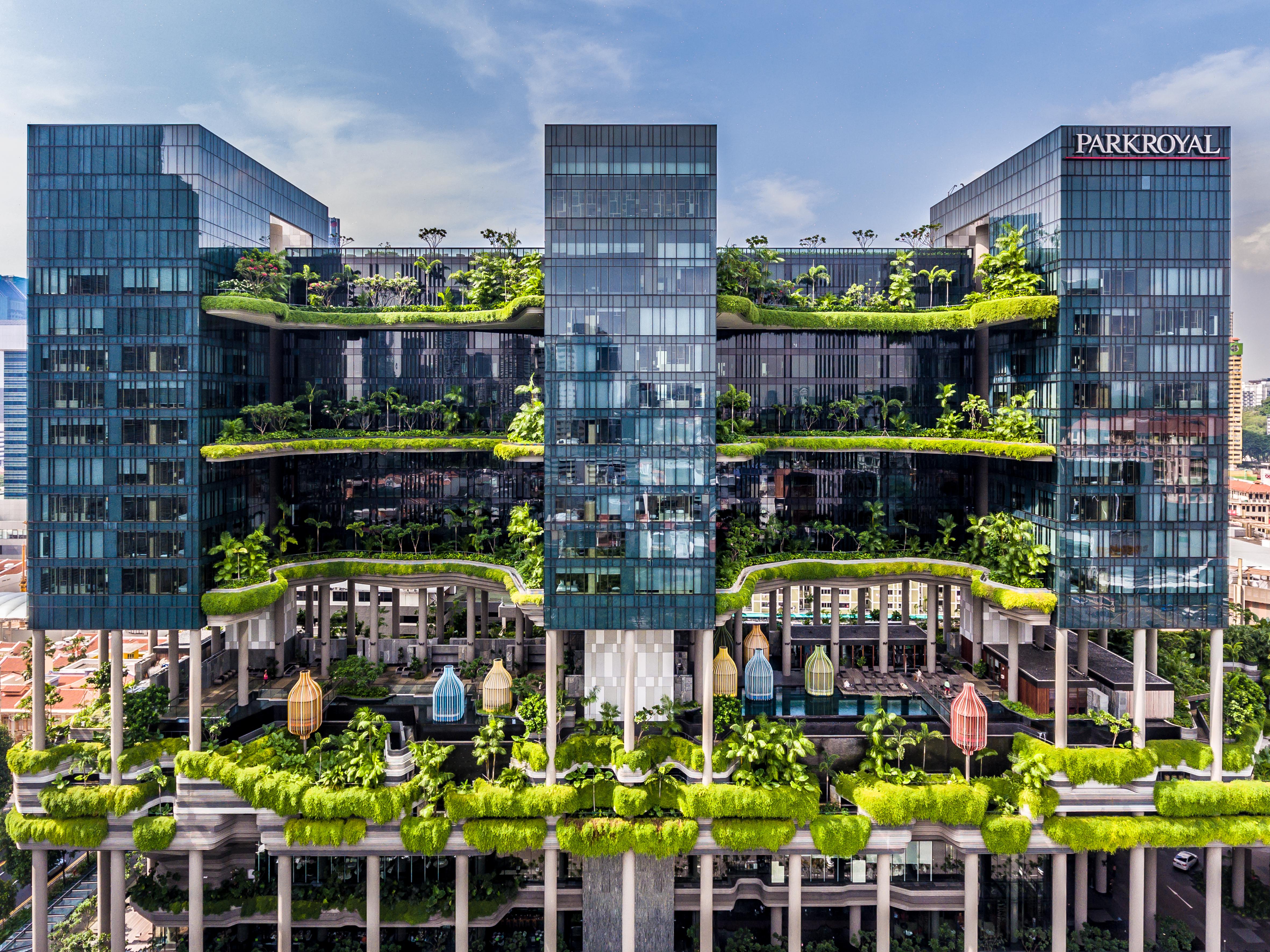 Parkroyal Collection Pickering, Singapura Luaran gambar The photo shows the PARKROYAL Collection hotel in Singapore, notable for its distinctive architecture featuring vertical gardens and lush greenery. The building has multiple levels with open terraces adorned with plants, creating a vibrant, eco-frien